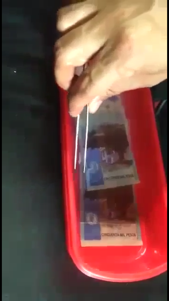 Billetes-en-agua-y-químicos