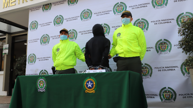 1 persona capturada-policías custodiando