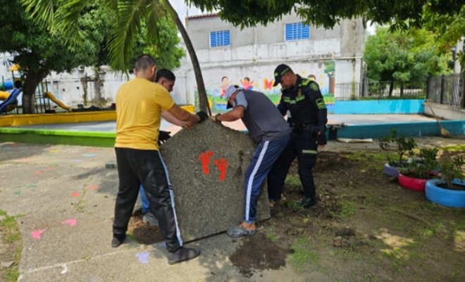 Policía Comunitaria embelleciendo parque 