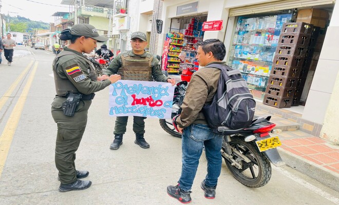 Polic&iacute;as con carteleras realizan campa&ntilde;a contra el hurto de motocicletas 