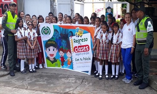 Con actividades de prevención la Policía Nacional da la bienvenida a clases a estudiantes en Córdoba.