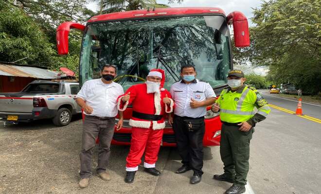 policías realizando campaña de prevención 