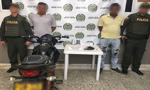 Los sujetos ocultaban un arma de fuego en el sillín de su motocicleta