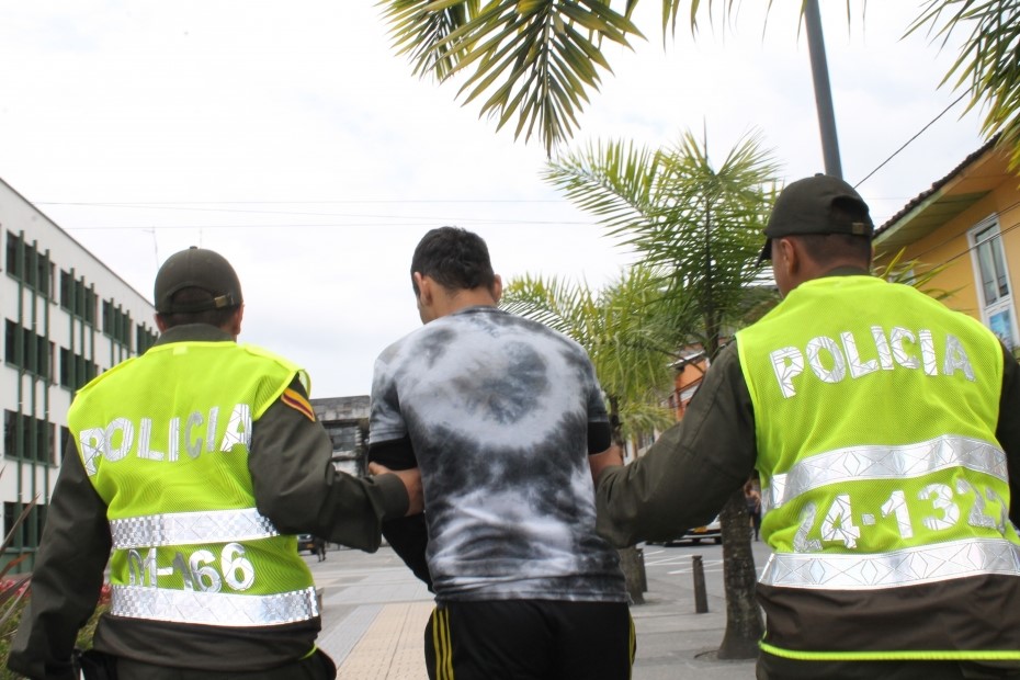 Un celular y dos canecas de pintura, elementos recuperados por la Policía Nacional