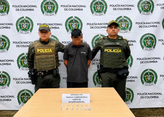 Uniformados de la polic&iacute;a nacional realizan el procedimiento de una captura por el delito de trafico o porte de estupefacientes en el municipio de Mit&uacute; 