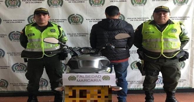 Persona capturada-policías custodiando