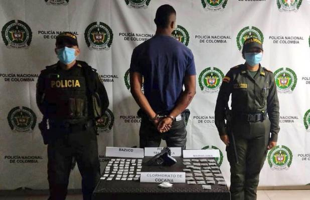 1 persona capturada-policias custodiando-arma traumatica incautada