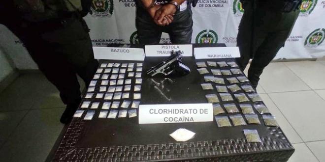 Cocaína incautada-policías custodiando 
