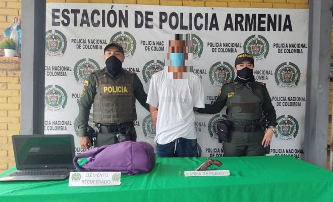 Un hombre de 22 años de edad es capturado con un arma de fuego 