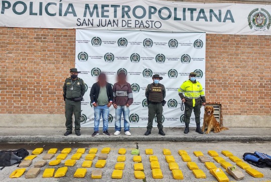 2 personas capturadas-policías custodiando-alucinógeno incautado