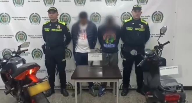 or el delito de hurto es capturado un hombre y aprehendido un menor de edad.