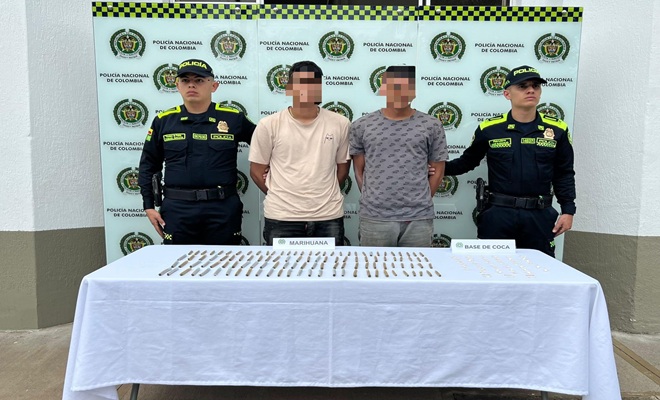 Dos polic&iacute;as con  dos personas Capturadas y elementos incautados