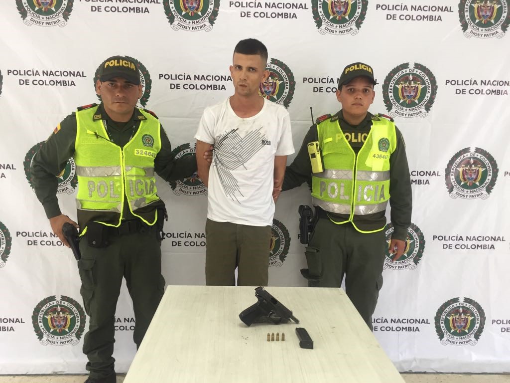 En el operativo de captura le fue hallado un arma de fuego tipo pistola calibre 7.65 mm y una moto hurtada