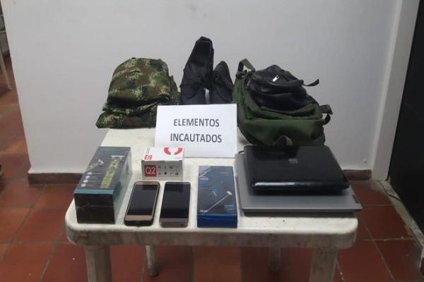 Recuperados 2 computadores portátiles, tres teléfonos celulares, un uniforme militar del ejército 