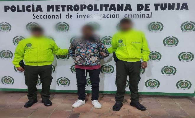 Persona capturada-policías custodiando 