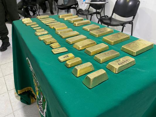 Fue capturado transportando lingotes de oro camuflado en una camioneta