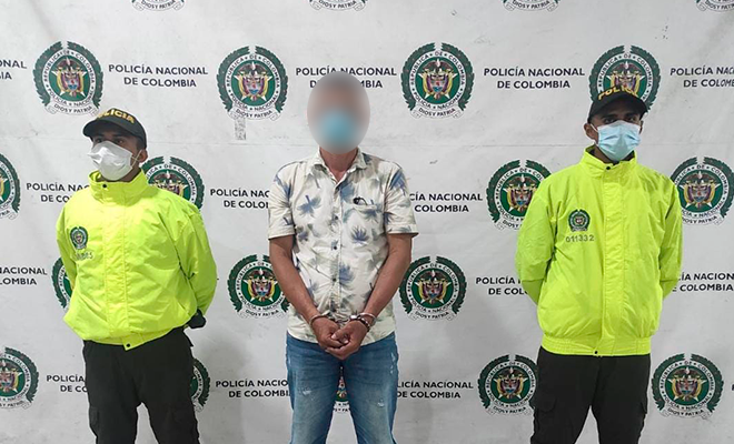 1 persona capturada-policías custodiando