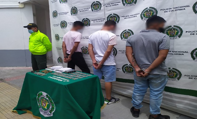 TRES HOMBRES CAPTURADOS EN ALLANAMIENTOS CON MÁS DE 100 DOSIS DE ESTUPEFACIENTES EN SU PODER