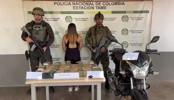 Un policia, un militar, mujer capturada, motocicleta y munici&oacute;n. 