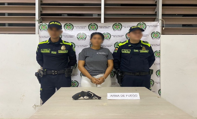 Policía de Cartagena captura a dos mujeres en flagrancia por porte ilegal de armas y fuga de presos