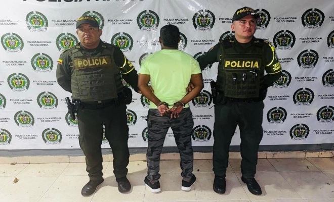 Dos polic&iacute;as con un capturado 