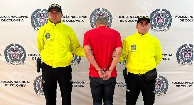 Persona capturada-policías custodiando