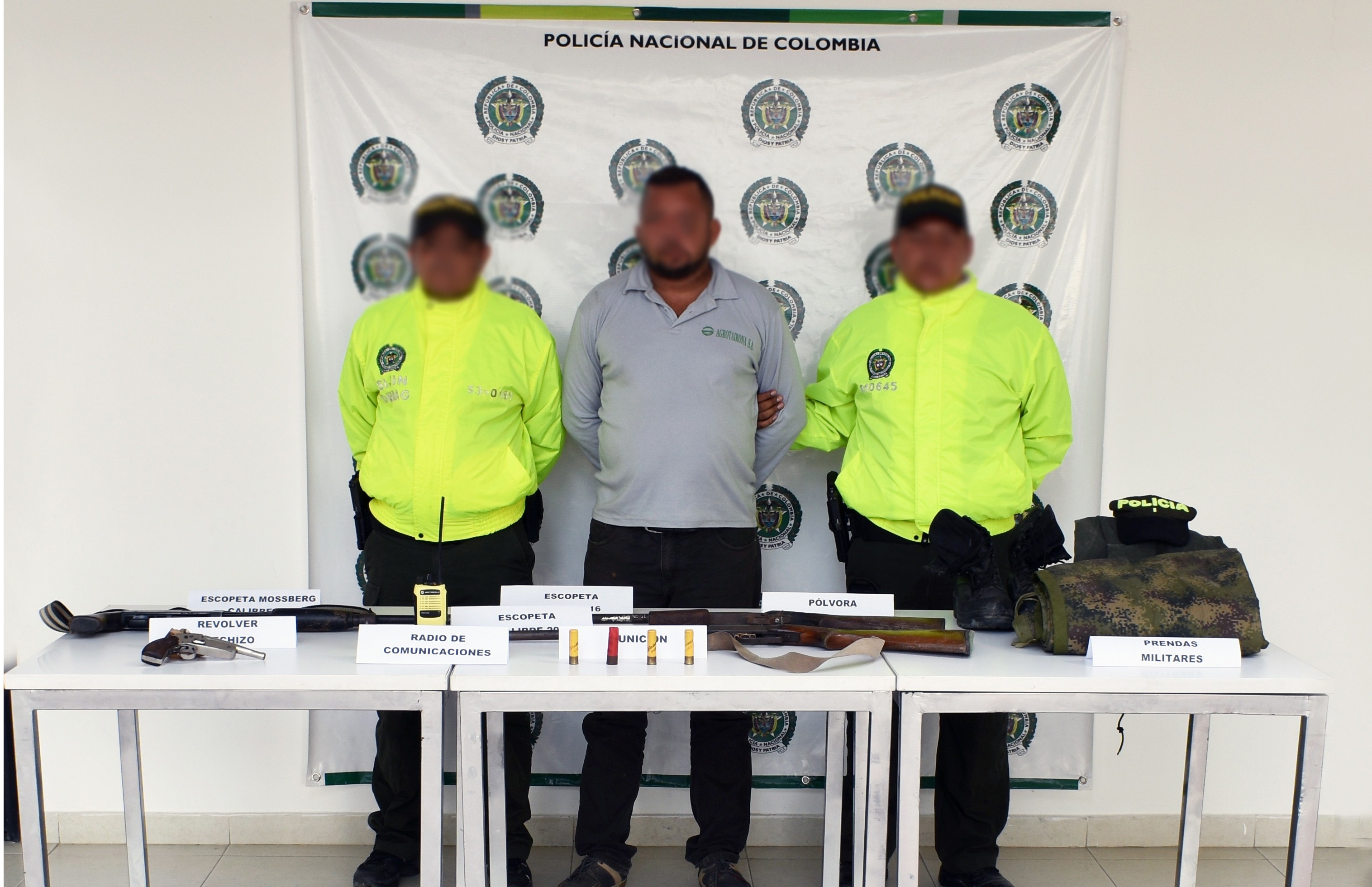capturado-escopetas-revolver-porte ilegal de armas-utilizacion ilegal de uniforme e insiginias-SIJIN-zona bananera-Magdalena