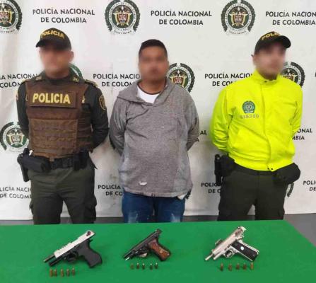 En el allanamiento se le incauto tres armas de fuego.