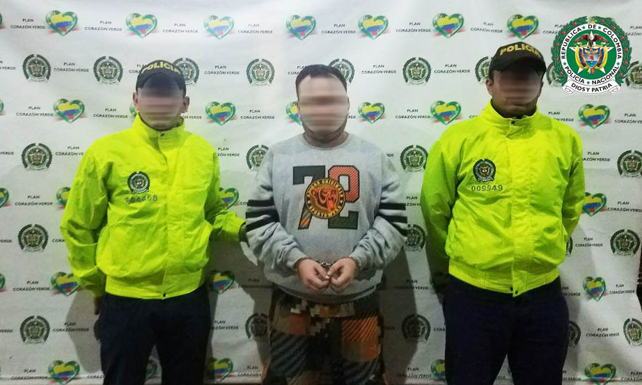 Policías de la Sijin custodian a cabecilla de banda delincuencial capturado en Medellín