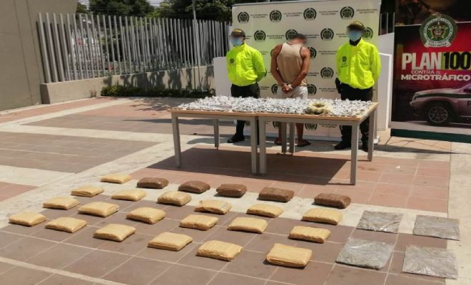 1 persona capturada-policías custodiando