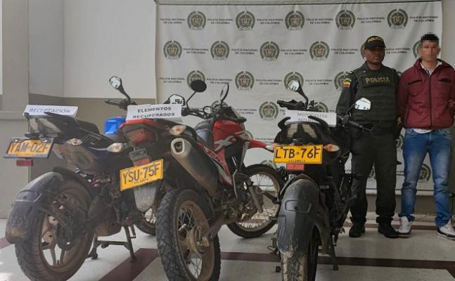 Policía custodia capturado con 3 motocicletas que habían sido hurtadas en Antioquia