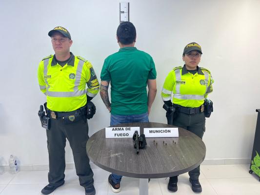 Persona capturada-policías custodiando