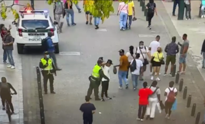 Policías registran a persona que momentos antes hurtó un celular en el centro de Medellín
