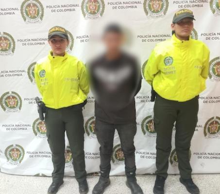 Personas capturadas-policías custodiando