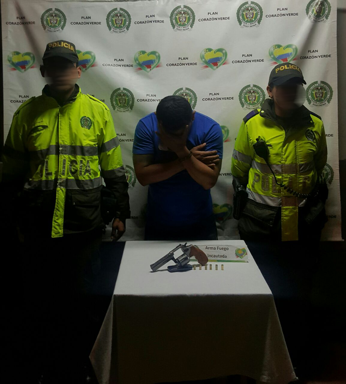 Policías custodian a un taxista capturado con un arma ilegal