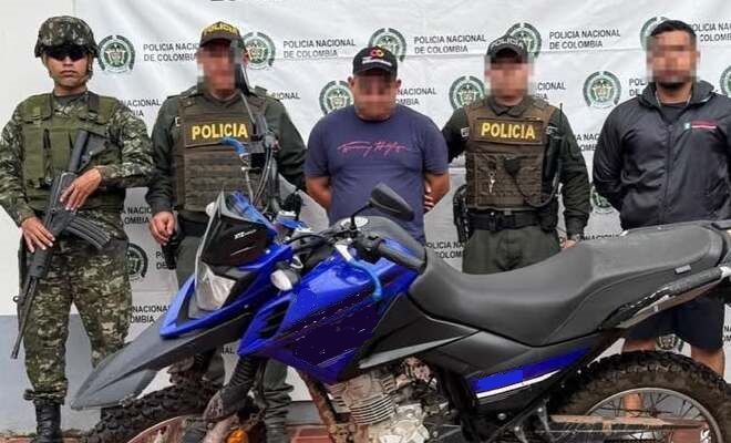 “Chingo” fue capturado al momento de recibir el pago exigido y se le incautó una motocicleta utilizada para sus actividades ilegales.
