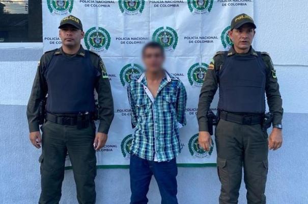 Persona capturada-policías custodiando