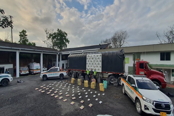 1 persona capturada-policías custodiando-alucinógeno incautado