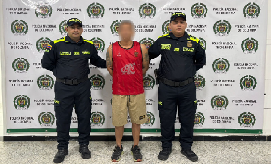 Dos polic&iacute;as con un capturado