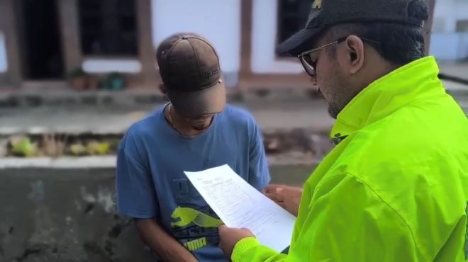 capturado al lado de la Policía 