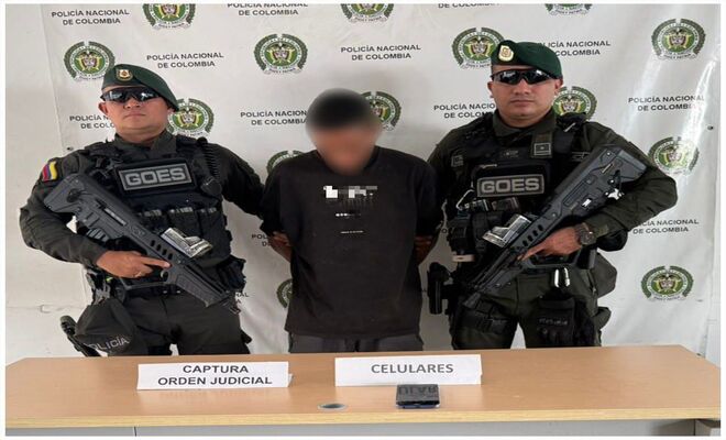 Un hombre capturado esposado con dos Polic&iacute;as del GOES en cada lado  