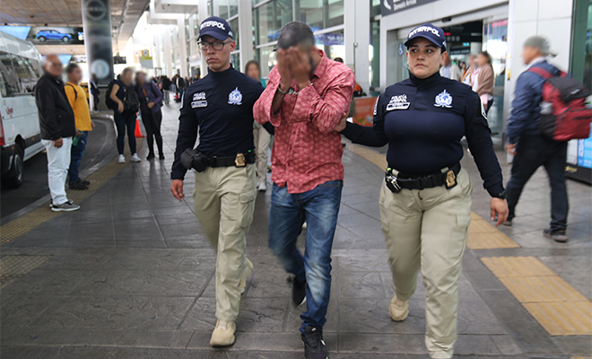 Ciudadano iraní – alemán es transportado por funcionarios de Policía Nacional.