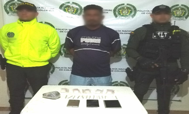 Le encontraron cerca de 80 dosis de marihuana y 80 empaques plásticos para la venta de la droga.