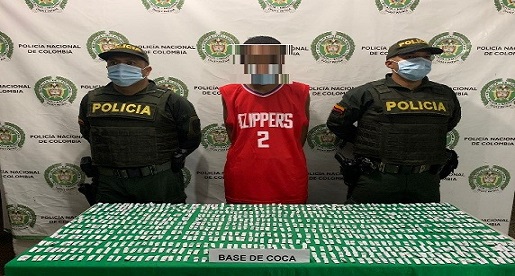 1 persona capturada-policías custodiando
