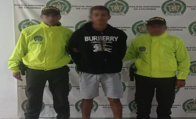 Persona capturada-policías custodiando