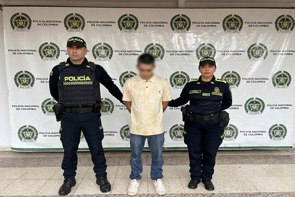Dos Policías, un hombre capturado