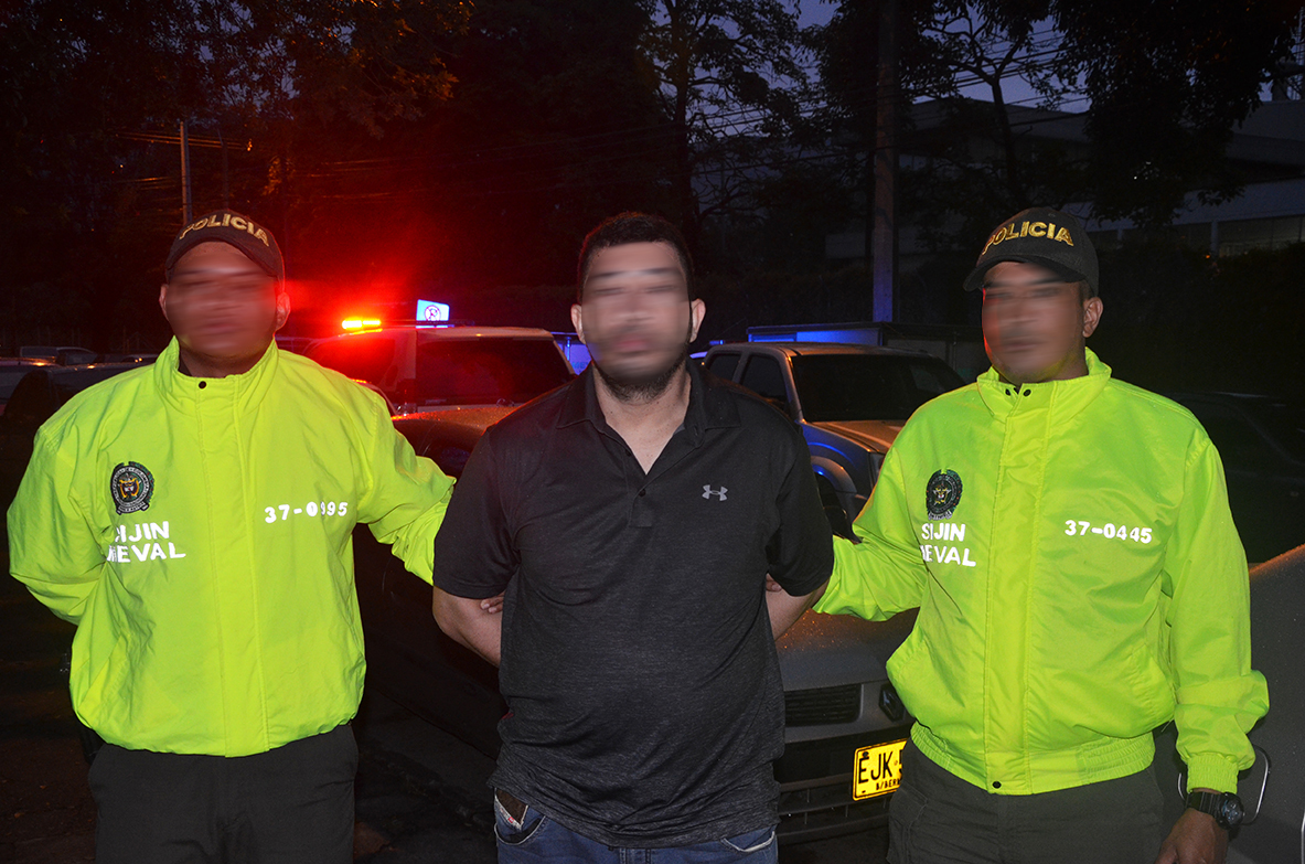 Policísa de la Sijin en Medellín custodían a cabecilla de banda delincuencial capturado  