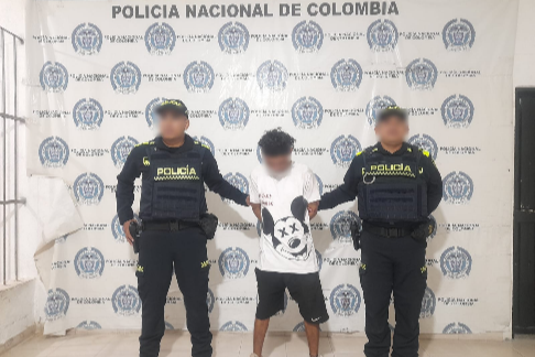 AGREDE CON OBJETO CONTUNDENTE A UN MIEMBRO POLICIAL MOMENTO EN QUE LE IBA A REALIZAR UN REGISTRO A PERSONA.