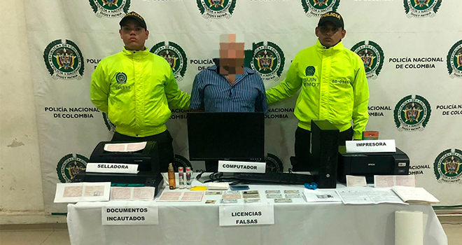 Capturado y elementos utilizados para la actividad ilicita.