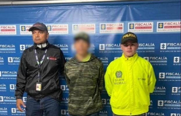 Persona capturada-policías custodiando